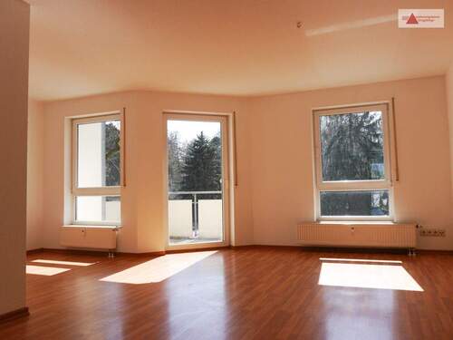 Wohnzimmer - Vermietete 3-Raum-Wohnung in Limbach-Oberfrohna nahe Chemnitz mit Südbalkon & Tiefgaragen-Stellplatz