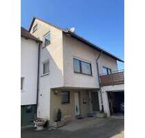 Großbottwar-Winzerhausen: Zwei Einfamilienhäuser mit vier Garagen, einem alten Stall und einer Scheune