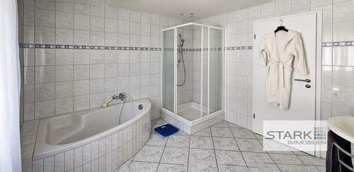 EG Bad Wanne und Dusche.jpg - 