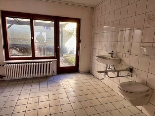 Badezimmer - Mehrfamilienhaus, Wohnhaus mit 181,00 m&sup2; in Rutesheim zum Kaufen