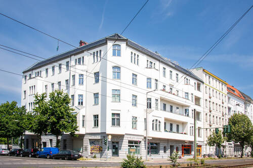 Fassade - Frei ab November: Weitläufige 5-Zimmer-Gründerzeit-Wohnung mit Balkon - jetzt sichern!