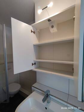 Spiegelschrank mit Stauraum - 