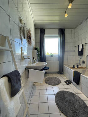 Bad - 4 Zimmer Etagenwohnung in Bad Lippspringe