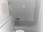 Bad mit Wanne - Etagenwohnung mit 28,00 m² in Frankfurt am Main zur Miete