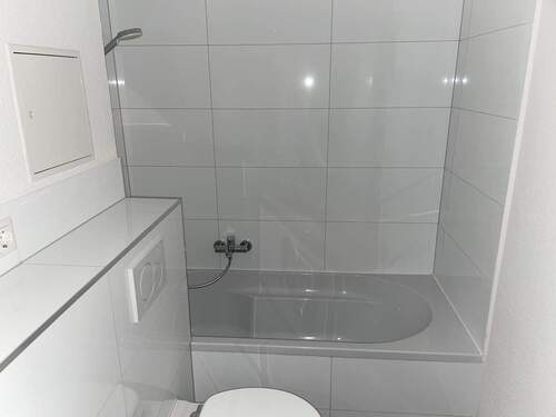 Bad mit Wanne - Etagenwohnung mit 28,00 m² in Frankfurt am Main zur Miete