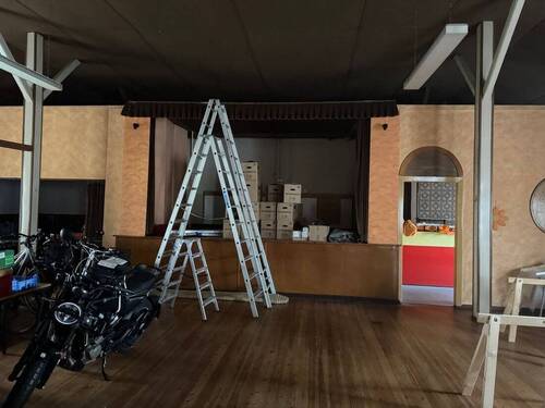 ehemaliger Saal mit Bühne - 