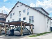 Gebäudeansicht mit Carports - 4 Zimmer Etagenwohnung in Köngen