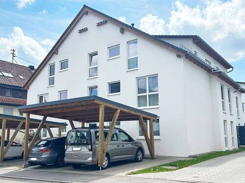Gebäudeansicht mit Carports - 4 Zimmer Etagenwohnung in Köngen