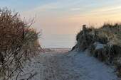 Dünenweg führt am Nachbargrdst. vorbei zum Strand - 