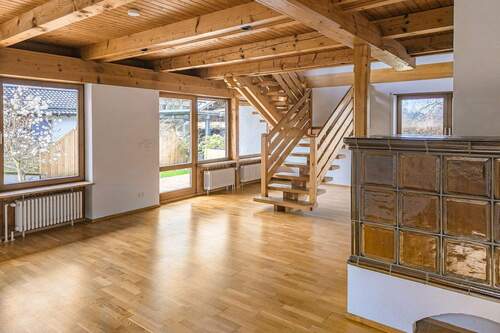 Wohnzimmer mit Kachelofen - Einfamilienhaus mit 189,00 m² in Samerberg zum Kaufen