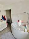 Badezimmer mit Wanne - 