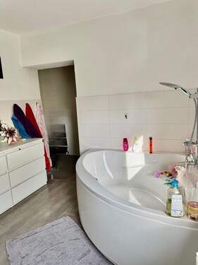Badezimmer mit Wanne - 