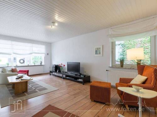 großzügiges Wohnzimmer - 