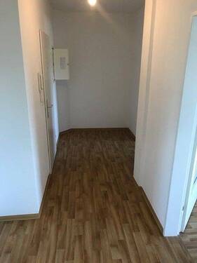 BEISPIELBILD: Flur mit PVC-Bodenbelag in Holzoptik - Etagenwohnung mit 68,60 m&sup2; in Bad Nauheim zur Miete