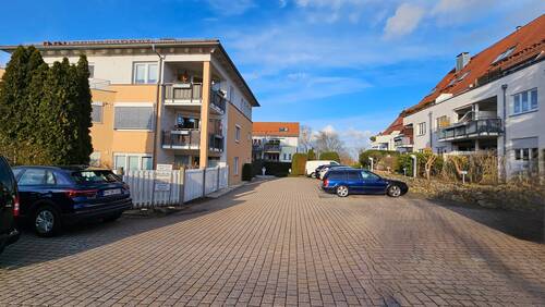 Gesamtansicht mit Stellpl - Terrassenwohnung mit 52,40 m² in Hartmannsdorf zum Kaufen
