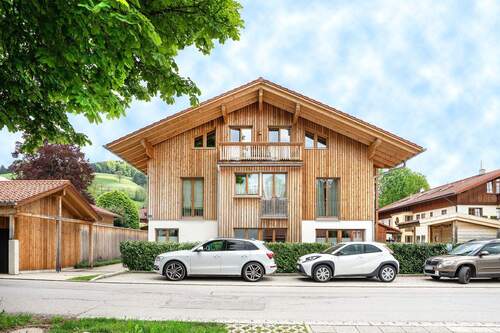 Frontansicht - Nachhaltig. Modern. Altersgerecht. Der See zum Greifen nahe.