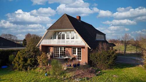 Vorderansicht - Ihr Traumhaus mit Kamin, Loggia & großer Terrasse wartet auf Sie!