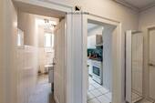 Flur mit Zugang ins Bad und Küche - 