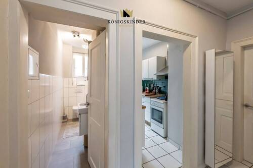 Flur mit Zugang ins Bad und Küche - 