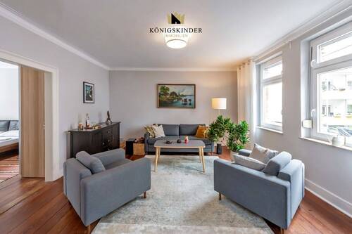 Wohnraum mit großen Fenstern - Etagenwohnung mit 70,70 m&sup2; in Stuttgart zum Kaufen