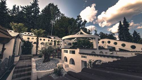 Bild 1 - Traditionelles Hotel mit 30+ Gästezimmern, 2 Restaurants (innenaußen) & traumhaftem Garten!