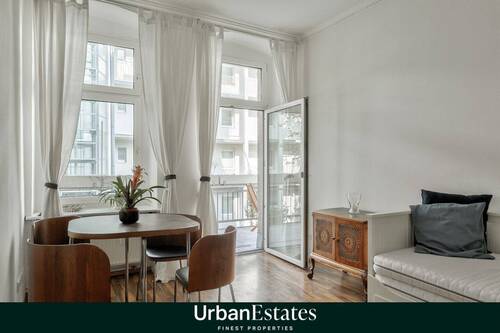 Wohnbereich mit Zugang zum Balkon - Ruhige Innenhofwohnung mit Tiefgaragenstellplatz