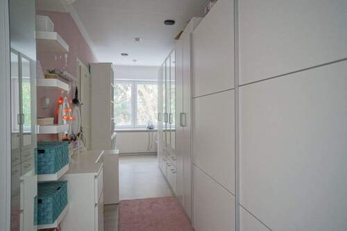 Ankleidezimmer / Ehem. Sauna- und Fitnessraum - 