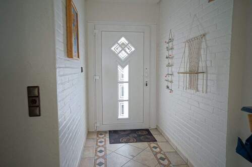 Flur Blickrichtung Haustür - 