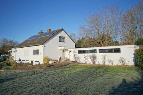 Haus mit Garagen (Rückseite) - Mehrfamilienhaus, Wohnhaus zum Kaufen in Hagen im Bremischen