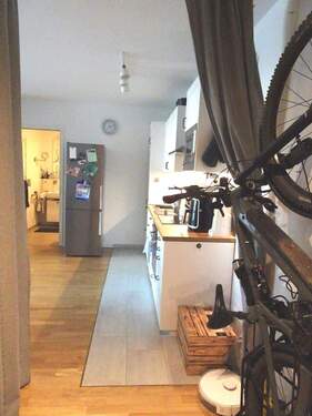 Luftiger Übergang in den Koch-/ Wohnbereich - 3 Zimmer Etagenwohnung in Berlin