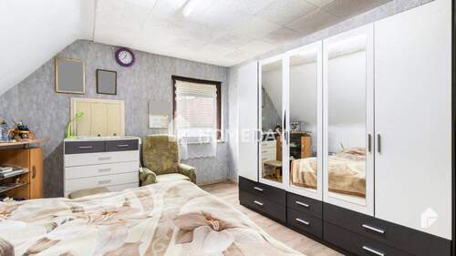 1. OG Schlafzimmer 1 - 