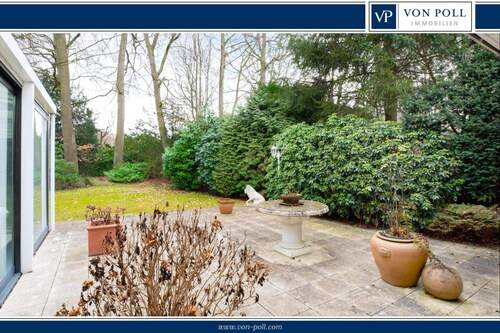 Bild 1 - Parkähnliches Grundstück mit großzügigem Bungalow in idyllischer Waldrandlage