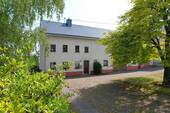 Mueckeln 2-1.JPG - Einseitig angebautes Wohnhaus mit Garage, überdachter Terrasse und Garten in Mückeln