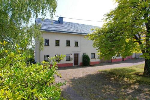 Mueckeln 2-1.JPG - Einseitig angebautes Wohnhaus mit Garage, überdachter Terrasse und Garten in Mückeln