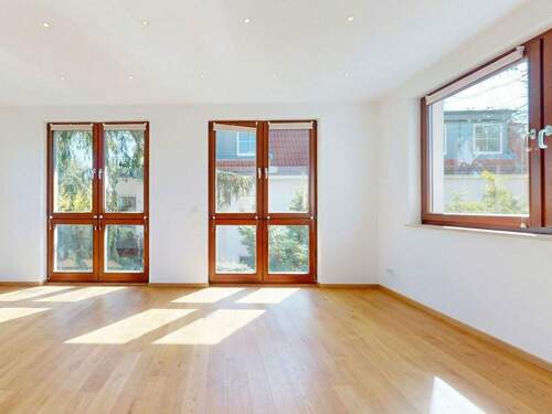 Titelbild - Viel Platz für Familie & Leben: Großes Einfamilienhaus mit Terrassen und Garten