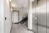 Treppenhaus mit Aufzug - 