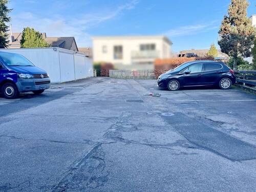Parkplatz und Garagen - 
