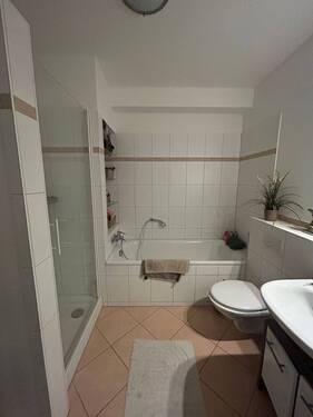 Bad.jpeg - Etagenwohnung mit 74,20 m&sup2; in Lübeck zur Miete
