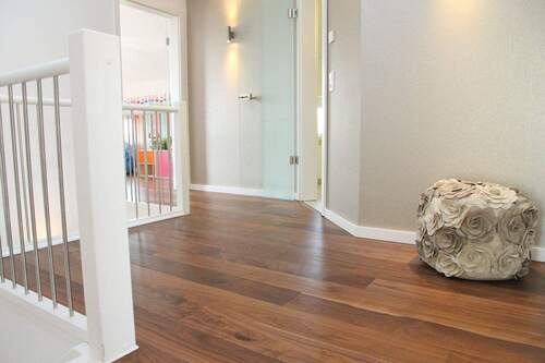 Treppenhaus in das geräumige Obergeschoss - Einfamilienhaus mit 142,30 m&sup2; in Lugau/Erzgeb zum Kaufen