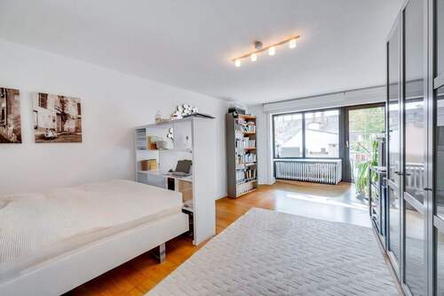 Wohnbereich - AIGNER - In zweiter Reihe, direkt an der Isar: Gut geschnittene 2-Zimmer-Wohnung mit zwei Balkonen