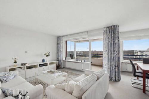 Wohnbereich mit Blick auf den Balkon - Attraktive 3-Zimmer-Eigentumswohnung in Reinbek mit Garage und Loggia