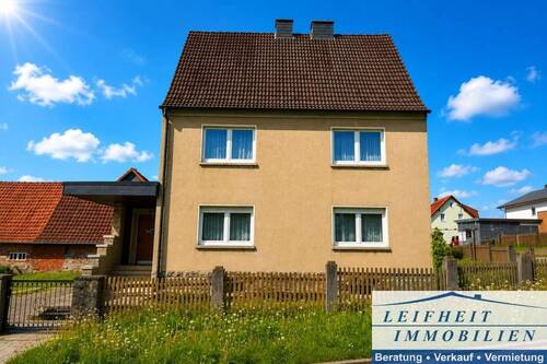 Vorderansicht mit Eingangsbereich - 5 Zimmer Einfamilienhaus zum Kaufen in Mühlhausen
