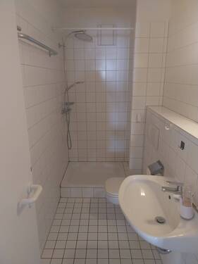 Bad mit Dusche - 