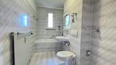 Badezimmer mit Fenster und Wanne - 