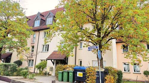 Hausansicht Eingangsseite - 2 Zimmer Etagenwohnung in Erlangen