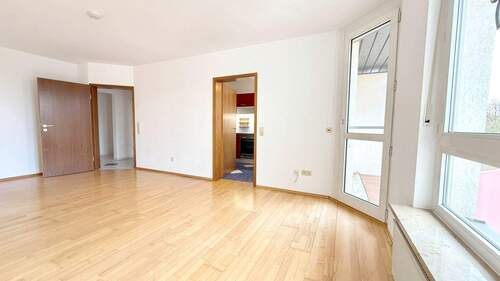 Großzügiges Wohnzimmer - Etagenwohnung mit 63,00 m² in Erlangen zum Kaufen