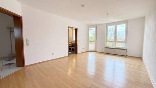 Wohnzimmer mit Zugang zum Balkon - 