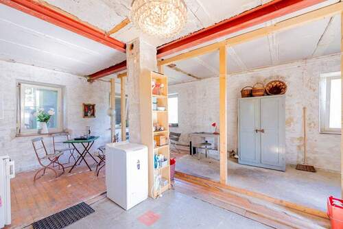 Offene Räume mit Möglichkeiten zum Modernisieren - 