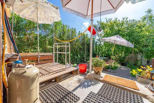 ...mit gemütlichem Plätzchen zum Sonnen und Entspannen - 