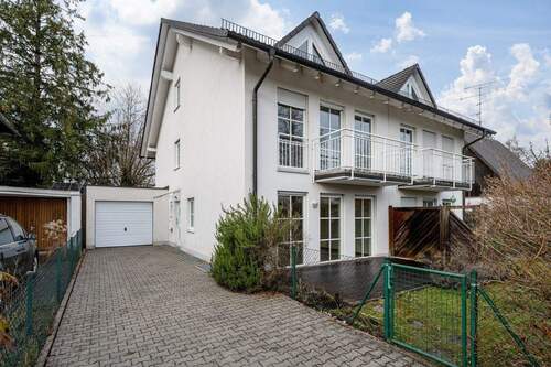 Aussenansicht - AIGNER - Großzügige Doppelhaushälfte in Waldtrudering: Ideales Zuhause mit vielseitigem Raumangebot